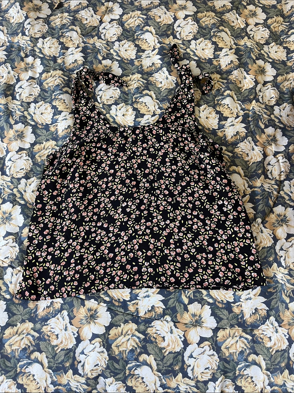 Juniors’ Black Floral Faux Tie-Shoulder Tank Top